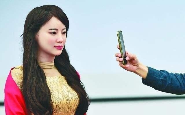 中國美女機器人驚艷全球！表情豐富會說話，上市1小時售出10000個